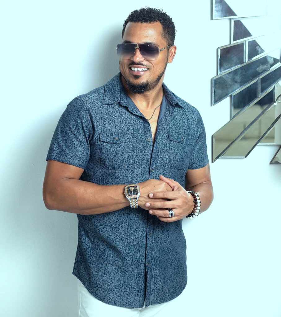 L'anniversaire surprenante de van Vickers NEXNOLLYMOVE